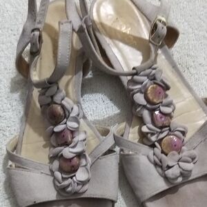 Gabor Women's Light Gray Floral T-Strap Sandals with Pink Accents